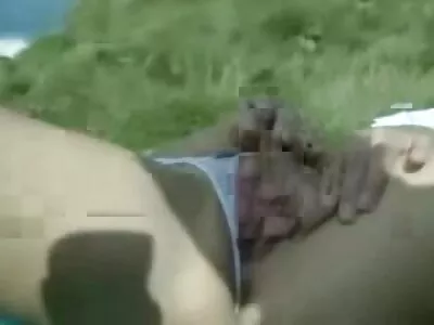 اس کے گھٹنوں پر سپر گرم brunette