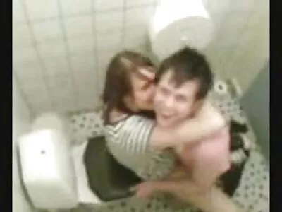 ایک سنہرے بالوں والی ایک بڑی dildo چاٹ رہا ہے