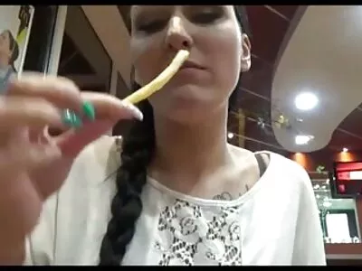 ایک چوزہ مرغ کے ساتھ کھیل رہا ہے۔