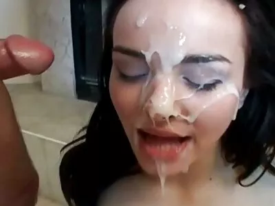 زیر جامہ پہننے والی بوسی لڑکی کیمرے کے لیے پوز دیتی ہے۔