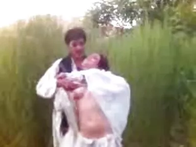 ایک brunette ایک dildo پر بیٹھی ہے