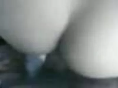 بڑا گدا بچہ ایک کھلونے پر بیٹھا ہے۔