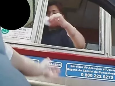 مزیدار لمبے بالوں والی brunette سولو پوز کر رہی ہے۔
