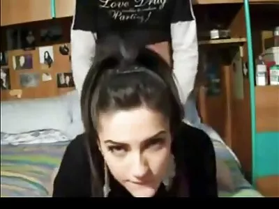 نوجوان لڑکی کیمرے کے سامنے بڑی چھاتی دکھا رہی ہے۔