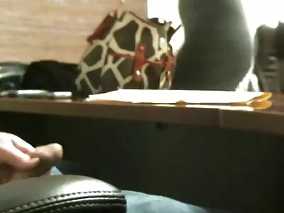 سنہرے بالوں والی کا منہ لنڈ سے بھرا ہوا ہے۔