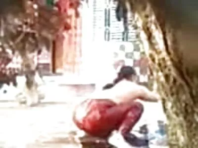 سرخ بال باہر چوستا ہے اور بھاڑ میں جاؤ