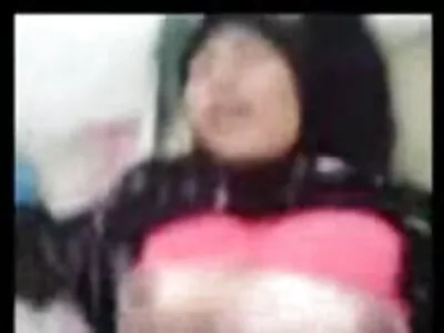 بالغ عورت ایک نوجوان کے ساتھ سوتی ہے۔