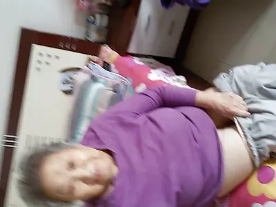 بڑے چھاتی کے ساتھ حیرت انگیز brunette خود کو پیار کرتی ہے اور dildo چوس رہی ہے