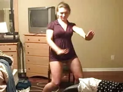 ایک brunette اس کی cunt کے ساتھ کھیلتا ہے
