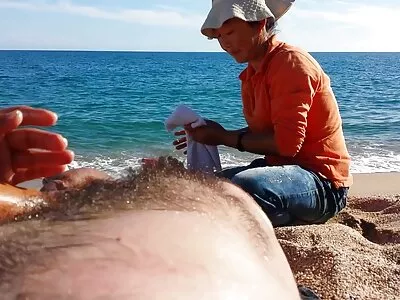 چھوٹے گدا کے ساتھ brunette blowjob اور جنسی کرتا ہے