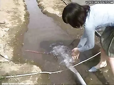 چھوٹی سی بیب ایک لمبی ڈک مار رہی ہے۔