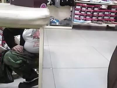 لڑکی اپنی بلی اور مقعد کو ویب کیم کے سامنے دیکھتی ہے۔