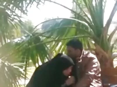 ننھی برونیٹ ویب کیم کے سامنے اپنے تمام دلکش دکھاتی ہے۔